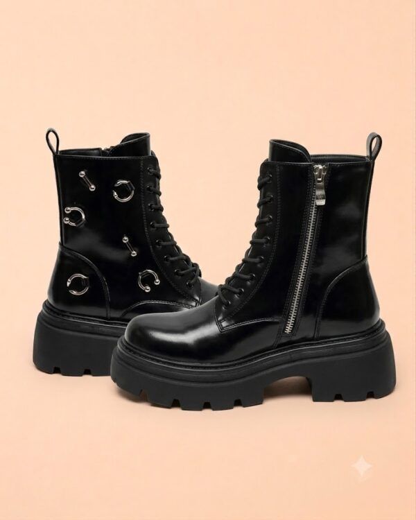 Bota Militar Negra con Piercing y Plataforma