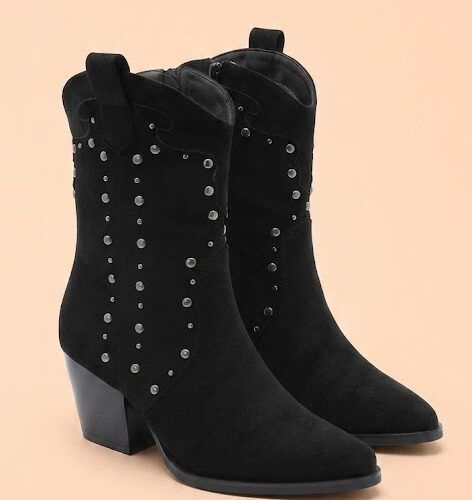 Botin Rockero Negro con Tachuelas Metálicas y Tacón Ancho