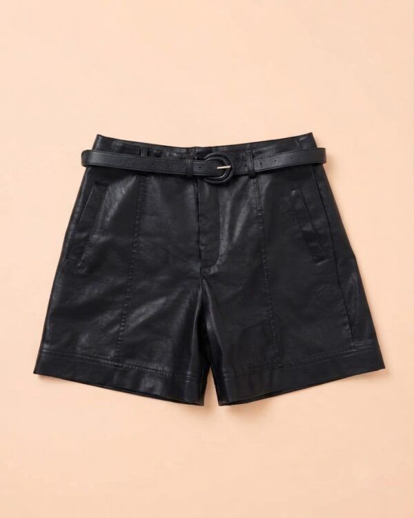 Short de Ecopiel con Cinturón