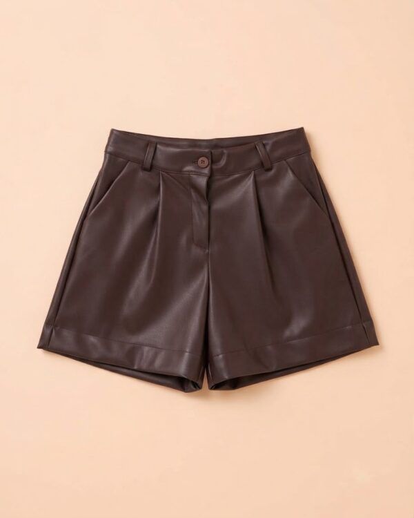 Short de Ecopiel con Pinzas y Dobladillo