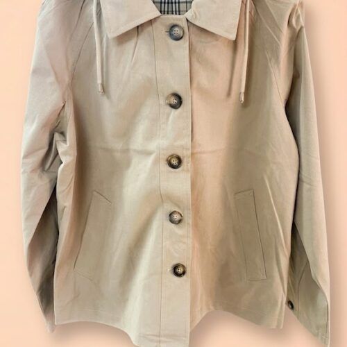 Gabardina Corta Estilo Británico con Detalle Tartán