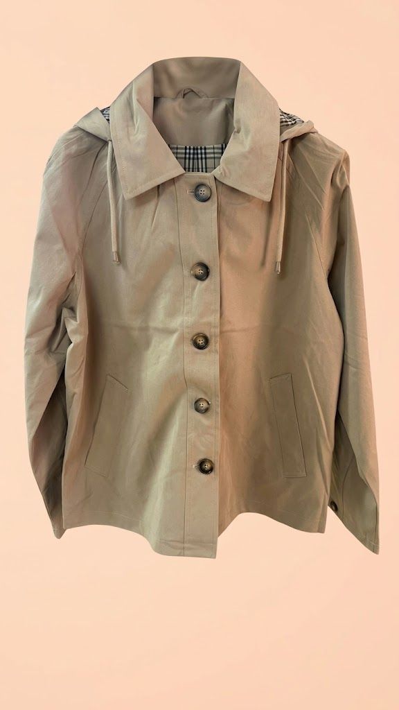 Gabardina Corta Estilo Británico con Detalle Tartán